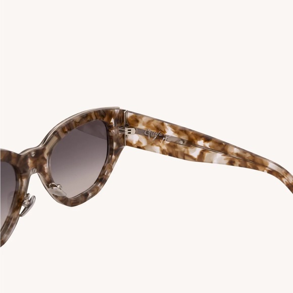 DEZI CHARGE IT ALLUDED NUDE / SMOKE GRADIENT SUNGLASSES - Picture 3 of 7